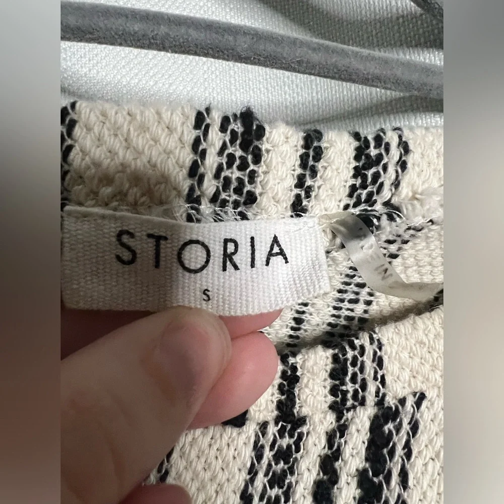 Storia black white